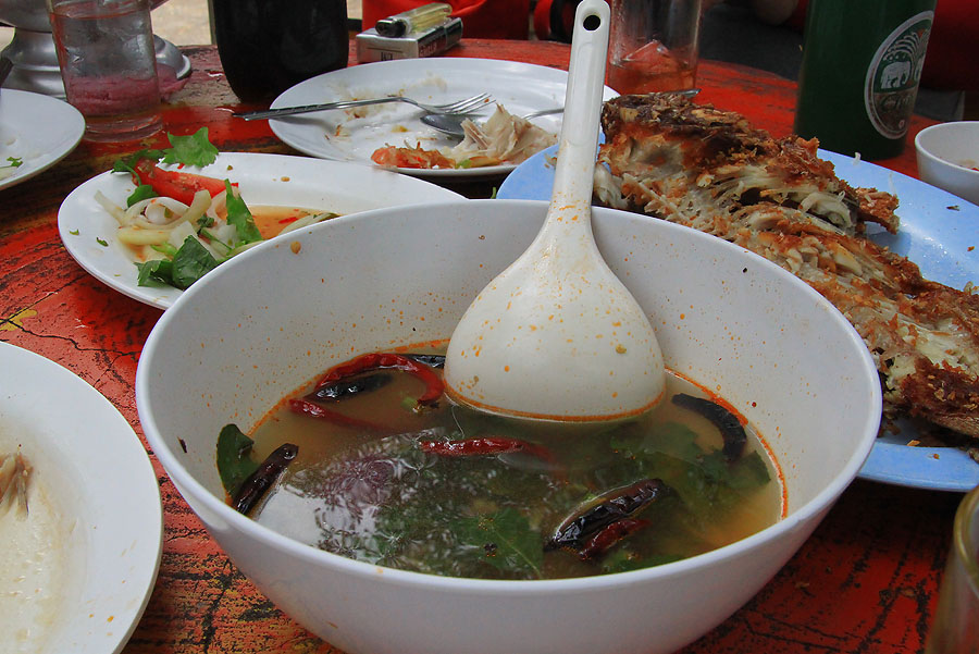
   ลืมบอกไปเรือสองลำขึ้นฝั่งมานับปลากัน ต่างคนต่างชล่าใจ คะแนนเลยเสมอกันไป 5 : 5 นะ....  :laughing