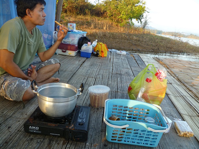 อาหารเช้ามาแล้วครับ น้าแก่นกินไปแต่ตาจองปลายคันตลอด เอาสักที่ดิน้องนานแล้วนะ :laughing: