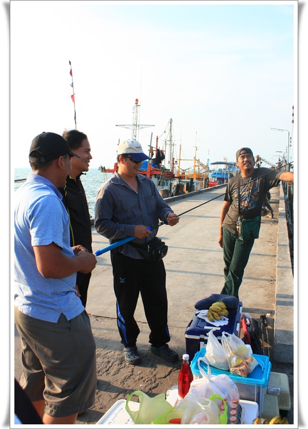 ปรึกษากันว่า เรือออกไปแล้ว เราจะไปปิดสภา(กาแฟ)ดีไหม หรือจะถนน(หน้าบ้านตัวเอง)ดี แต่คุยกันจนได้ที่ว่า