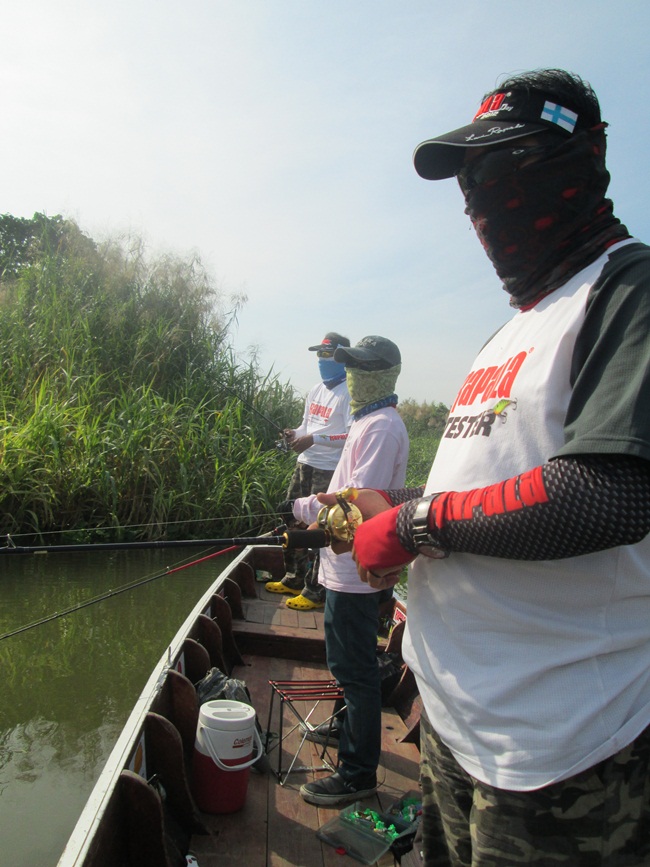  [center] [b]ปล่อยเรือลอยตามน้ำแล้วตีเลาะฝั่งไปเรื่อยๆ[/b][/center]