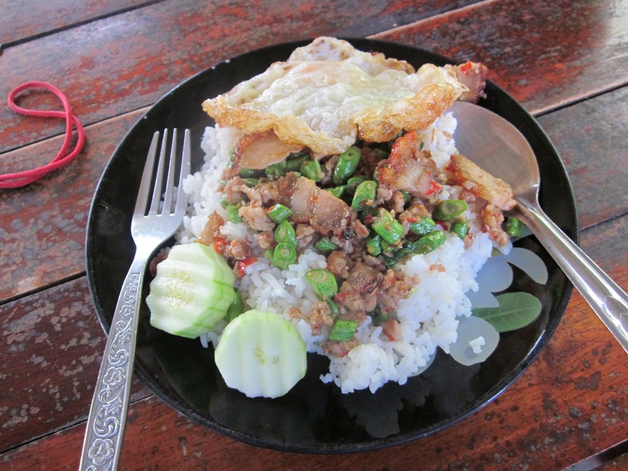  [b]ผัดกระเพราหมูกรอบไข่ดาว[/b]  :umh: :umh: :umh: :umh: :umh: :umh: :umh: :umh: :umh: