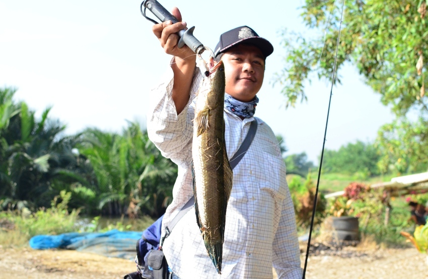 [b]ตัดภาพมาที่วังกับปลาตัวแรกก่อนเลยนะครับ อยู่บนรถ หลับมาตลอดทาง แบบว่า ตื่นเต้นไม่เคยตกปลา นอนไม่ห