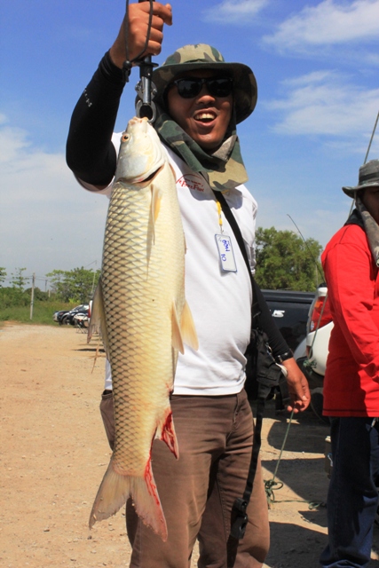 พอเริ่มตก ก็วางกล้องเลยผม รอรูปจากกล้องน้าแม๊ก และของน้องในทีม Fake Fish อยู่นะครับ ยังปล่อยภาพมาแจม