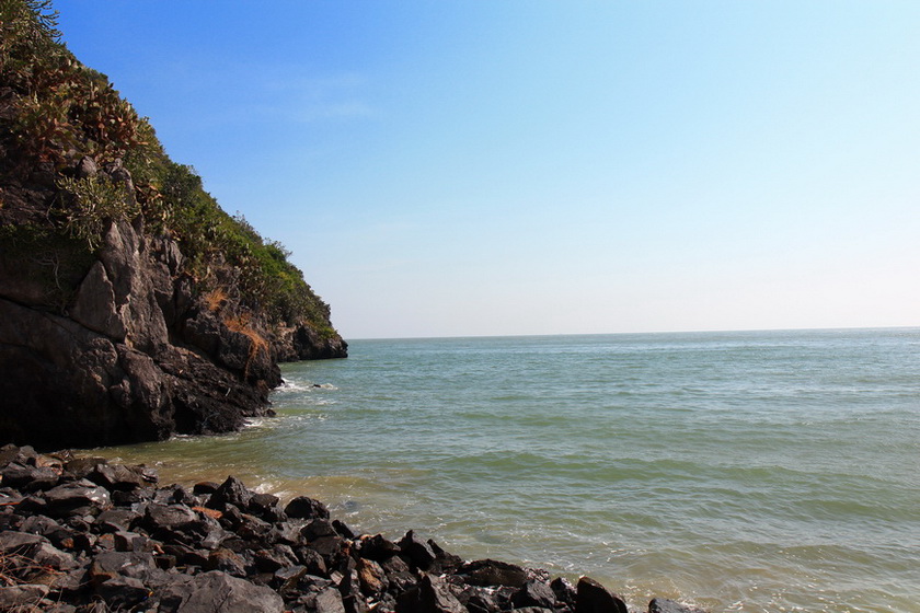  [b]ชายหาดหน้าทางขึ้นถ้ำไทร[/b]   :cheer:
