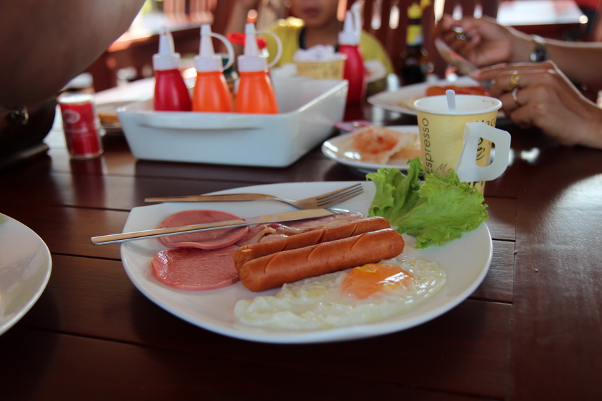  [b]Breakfast ที่เอาไว้หลอกล่อเด็กๆ ดูจะได้รับความสนใจเป็นพิเศษ[/b]  :cheer: