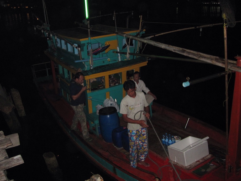 ต้องปีนลงเรือครับ น้ำลงเยอะ