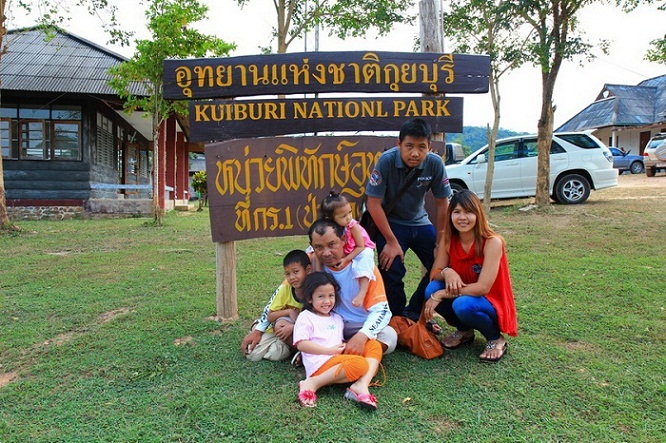  [b]สวัสดียามเช้าครับ  มาชมกันต่อ[/b]

 [b]เช้าวันที่ 31 ลุงคนนี้แกชวนมาดูช้างป่ากัน  เลยมากับแกหน