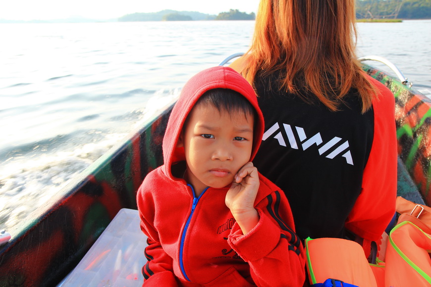  [b]สายตาลูกที่มองมาเหมือนจะบอกว่า   นี่พ่อกุรึ [/b]  :laughing:

 [b]ถามแม่สิลูก  [/b]  :grin:
