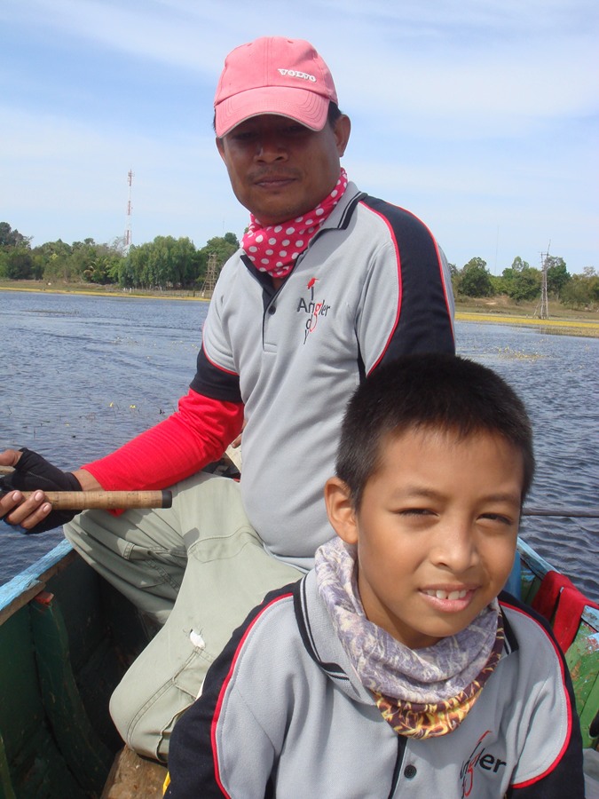 น้องโอมยังอารมณ์ดี ไม่เครียดครับ แค่เอามีดสับเรือเล่นแก้เซ็งไปตามทาง มันเป็นอาการหนึ่งของการคิดถึงเก