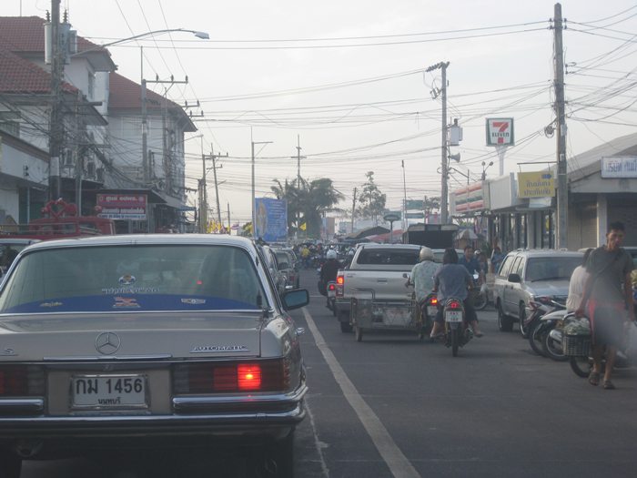 ตลาดที่สัตหีบครับ  น้าที่่มาตกปลาที่นี่แว๊ะซื้อเหยื่อได้ครับ..