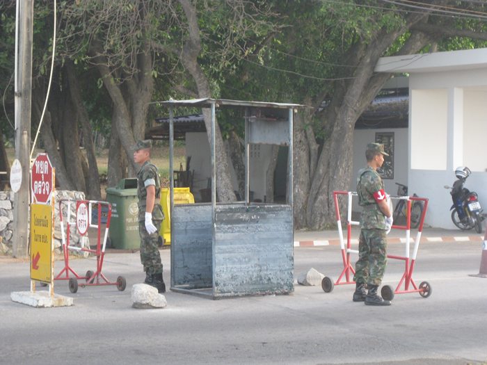 ถ้าจะเข้าข้างในต้องแลกบัตรครับ..