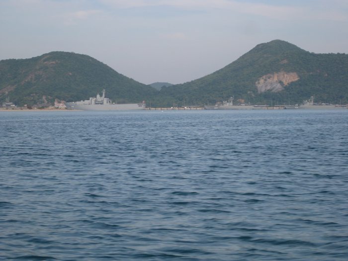 ถึงหมายแล้วครับมองทางขวาจะเห็นฐานทัพเรือสัตหีบ..