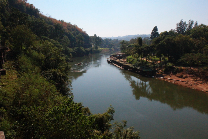  [b]เดี๋ยวเดินไปดูสะพานรถไฟสายมาณะกัน[/b]  :kiss: