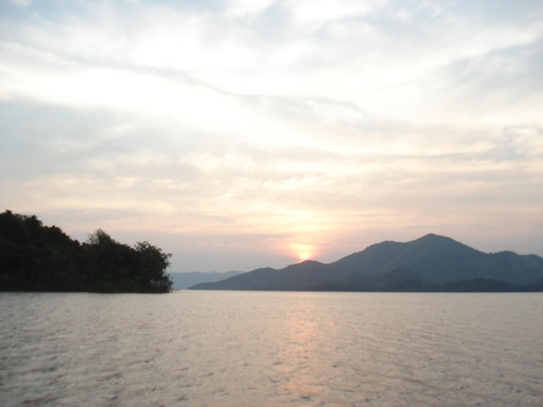 ต่อมาวันที่ 4 มกรา มีน้าท่านหนึ่งให้จองเรือน้าเอที่แก่งกระจานไว้ให้ พอถึงวันติดต่อไม่ได้ เอาไงดี ไปค