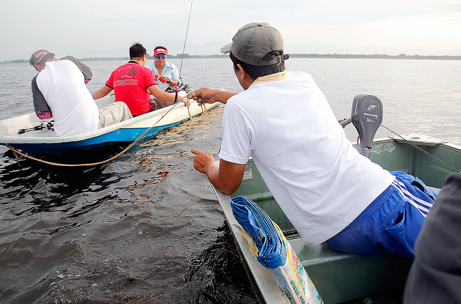 เรือติดเครื่องแค่ลำเดียวย้ายหมายใช้วิธีพ่วงกันไป