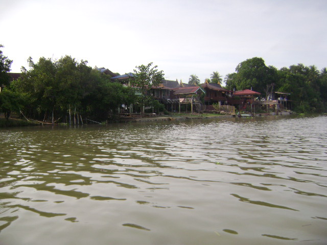 หลังจากที่เสียสมาธิกันพักใหญ่ เลยขับเรือมาจบที่หมายสุดท้ายครับ เป็นสันเขื่อนเล็กๆ น้าขวัญแก ก็หวดก่อ