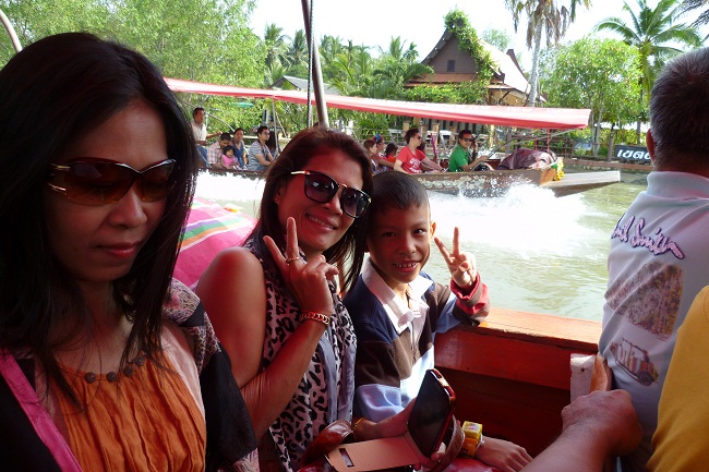 ลูกชายผมรู้สึกจะชอบมากๆครับกับการลงเรือและอะไรน้ำๆทำนองดี  :grin:
