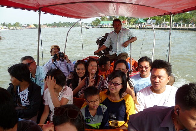กลุ่มผมด้านหลังทั้งแก็งครับ  :grin: