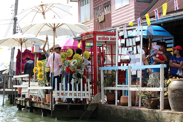 ตลาดน้ำยามบ่ายๆครับน่าเดินเหมือนกันนะครับ  :grin: