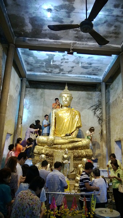 ให้ดูคนที่ดุด้านหลังองค์พระนะครับ น้าตรีเรานี้เองครับปิดทองยันยอดพระประธานเลยครับ  :grin:
