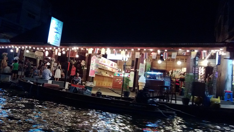 ของกินก็เยอะ ร้านน่านั้งก้แยะครับ  :grin: