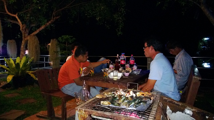 กลับที่พักมาตั้งวงกันดีกว่าครับ บรรยากาศดีน่าดื่มด้วยดิ  :cheer: :cheer: