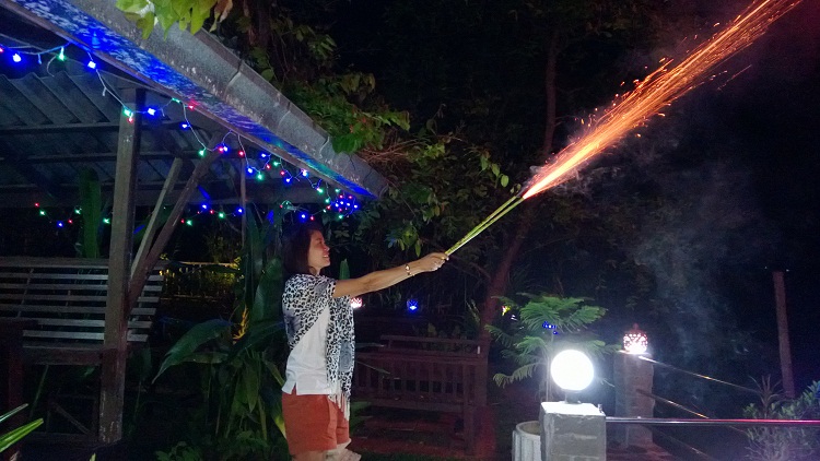 มาๆขอแม่ยิงบ้างลูก อยากเล่นมั้ง 555  :cheer: :cheer: