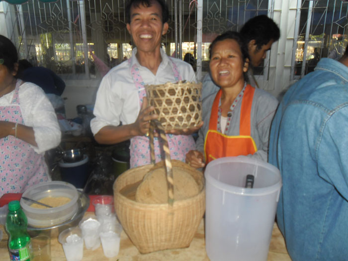 ลืมบอกไป ปีนี้ กลุ่มสถาดิน นอกจากจะมีน้ำฟรีแล้ว ช่วงเช้า ยังมีก๋วยเตี๋ยวหมูตุ๋น อีกหนึ่างเมณู แจกฟรี