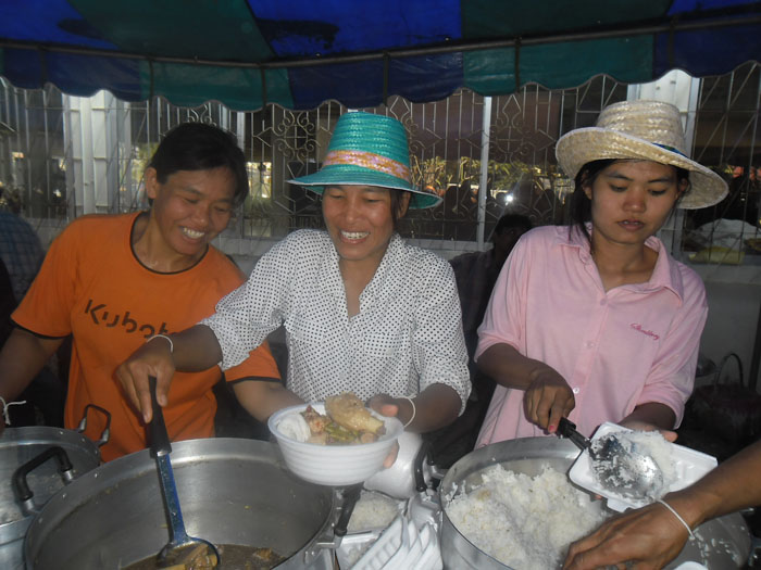 ข้าวพะโล้ก็มา....เยี่ยมๆหลานสาว ขอลุงซักจานนะ :laughing: :laughing: :laughing: :laughing: :umh: :umh