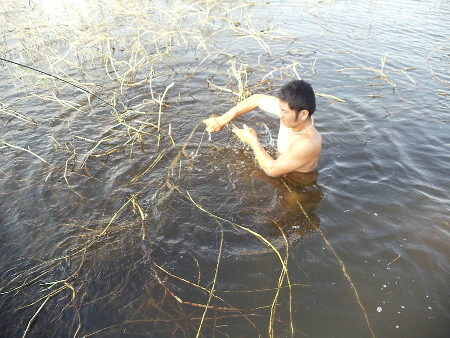  [b]ไต๋ต้อม...ยืนหันซ้าย หันขวา แล้วพูดออกมา...:think: :think: :think:

" มาลงที่กรุทุกทีเลย...กก