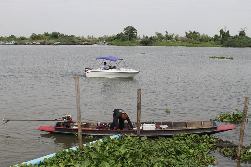 ลุงแดงพาเรือมารับที่ท่าน้ำวัด 
คนให้อาหารปลาก็คงจะ งง กันนะครับไอพวกนี้มาตกปลาคันเบ็ดเต็มเรือ 
ขึ้