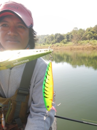 พี่วันชัย ยินดีบริการนักท่องเที่ยวที่ต้องการเรือตกปลาตีเหยื่อปลอม ที่อ.สังขละ ทุกท่านครับ 