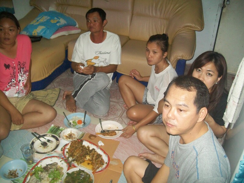 กับข้าวเสร็จแล้วครับ คนก็ครบแล้ว กินข้าวกันเลยครับ  :love: :umh: :umh: