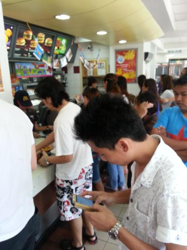 เริ่มต้นจากการเดินทางกันก่อนเลย เพื่อนเก็ทนัด11.00ที่จุดพักรถมอเตอร์เวย์ ผมกับเต้มา12.14 แฮะๆคนบ้านใ