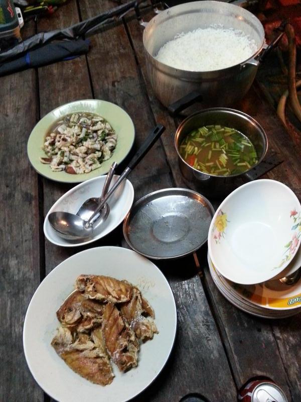 มื้อแรกของเราบนเรือครับ
ปลากะรีซีทอด
ต้มยำปลากะรีซี
หมึกกระดองผัดกระเพรา (แซบมาก)
ฝีมือเชฟกี้ เด