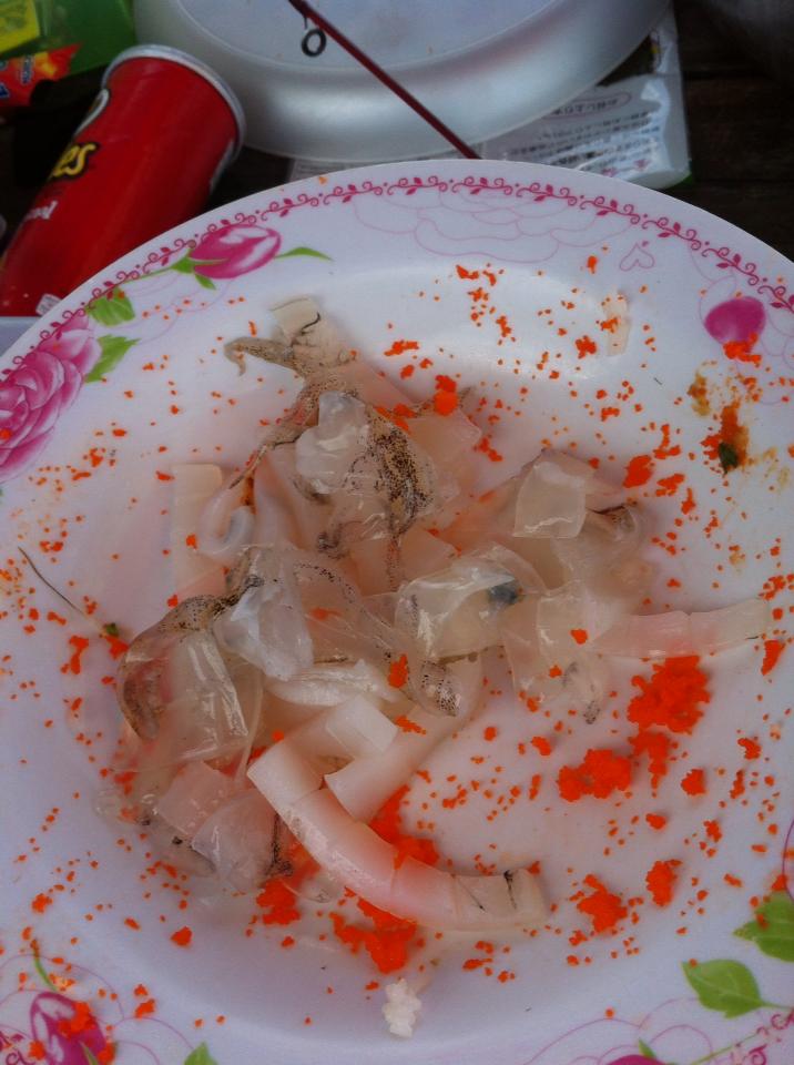 ไม่พอ ตบด้วยหมึกหอมเป็น ที่ไม่มีใครกินเบ็ดซักหน่อย :umh: