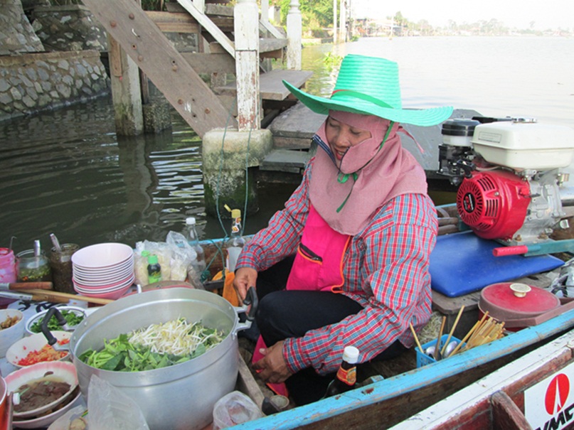  [center]  [b]แวะกินก๋วยเตี๋ยวเรือป้าดำก่อน ตีไปเป็นพันไม้แล้วยังไม่มีอะไรเป็นชิ้นเป็นอันเลย [/b][/c