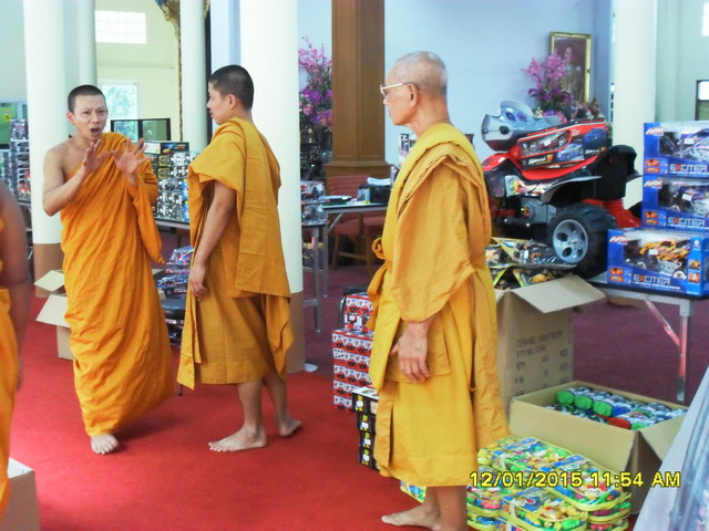 หลวงพี่เริ่มซักซ้อมความเข้าใจ  ในการแลกของรางวัล...