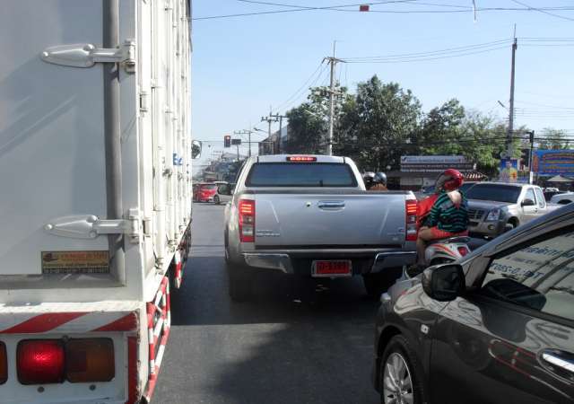 รถติดครับแหมนี้เราขับรถแถวบ้านยังมีรถติดเหมือนใน กทม เลยนะครับ