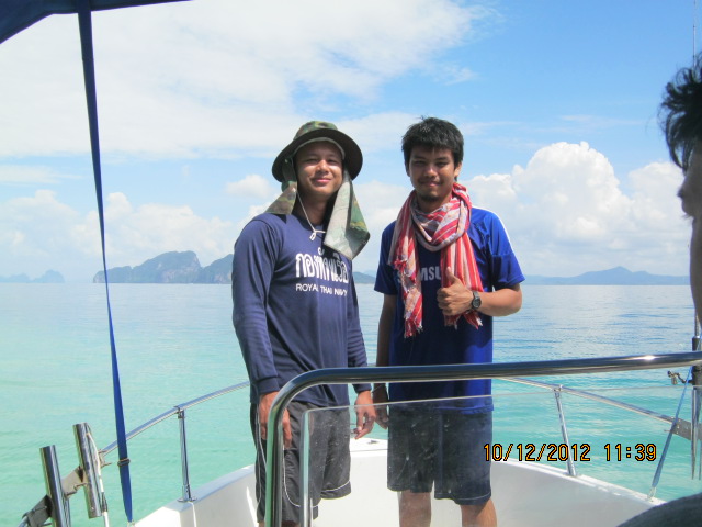 สองหนุ่มกันตังก่อนออกเรือจากเกาะกระดาน

แม็กซ์กะเพื่อนล่วงหน้าไปก่อน จะไปแวะเกาะเมง :smile: :smile