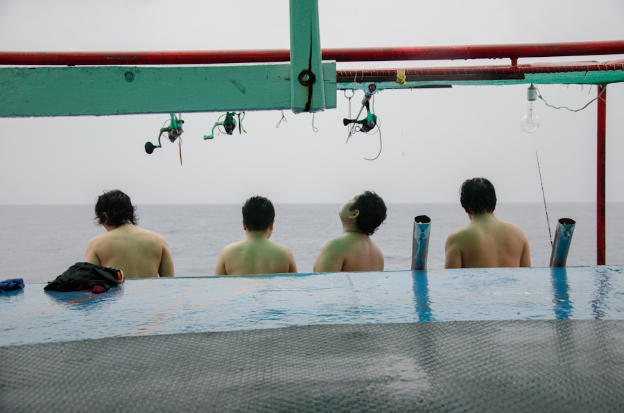 [b]ฝนยังคงกระหน่ำเรื่อยๆ ไม่รู้ท้ายเรือเค้าเล่นอะไรกัน แต่ดูหน้าเด็กชายมันตรัยจะมีความสุขที่สุด[/b]