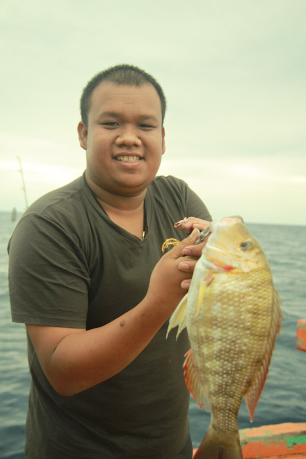  [b]หน้าเรือก็ดึงปลาจานมาอีกตัว[/b] :grin: :grin: