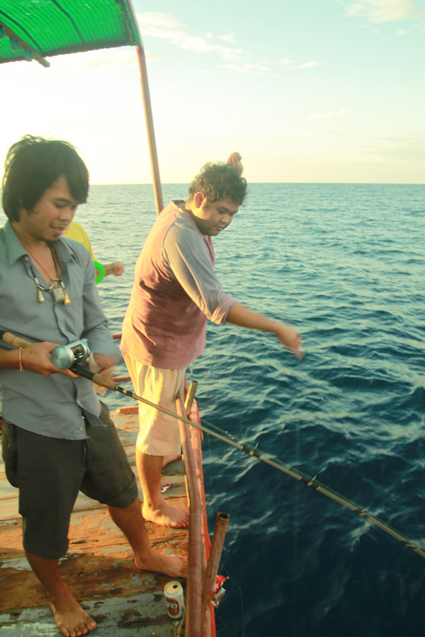  [b]หัวหน้าทีมทั้งสองวุ่นวายอะไรกัน 2 คน ท้ายเรืออีกแล้ว . . . [/b]