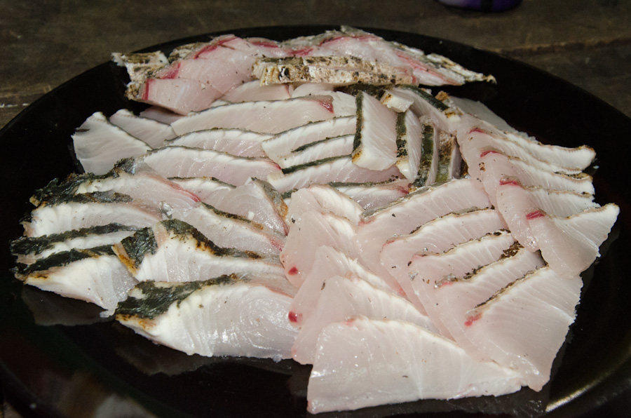  [b]ซาซิมิอินทรีเผา สีค่อนข้างซีดกว่าที่ลองทำ เพราะปาดเนื้อแดงติดแนวกระดูกออกไป และอาจจะย่างไฟนานกว่