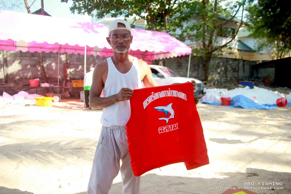 ปีนี้มีเสื้อสำหรับกัปตันเรือโดยเฉพาะ...

 :smile: :smile: :smile: :smile: :smile: