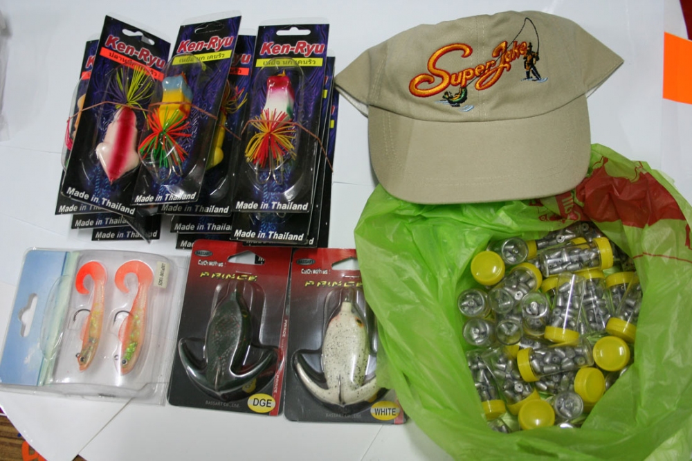  [b]น้าเป้า รักษ์น้ำ Sport Tackle Team[/b]
มอบ...
1. กบไม้ 13 ตัว
2. กบยาง 2 ตัว
3. ปลายาง 1 แพ็