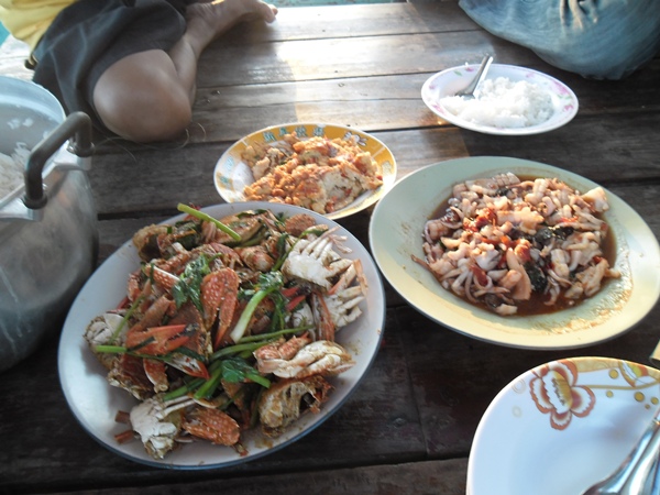 มาพักกินข้าวกันก่อน ปูผัดโสเณนี กะเพาหมึก ไข่เจียวหมึกสับ
 :umh: :umh: :umh: :umh: :umh: