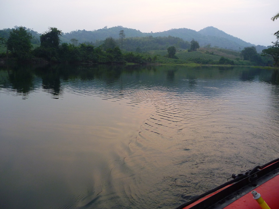  [center]ภูเขาทางด้านตะวันตกที่เห็นด้านหลัง เป็นสาเหตุที่ทำให้ต้องรีบขึ้นในเวลาห้าโมงครึ่งครับ[/cent