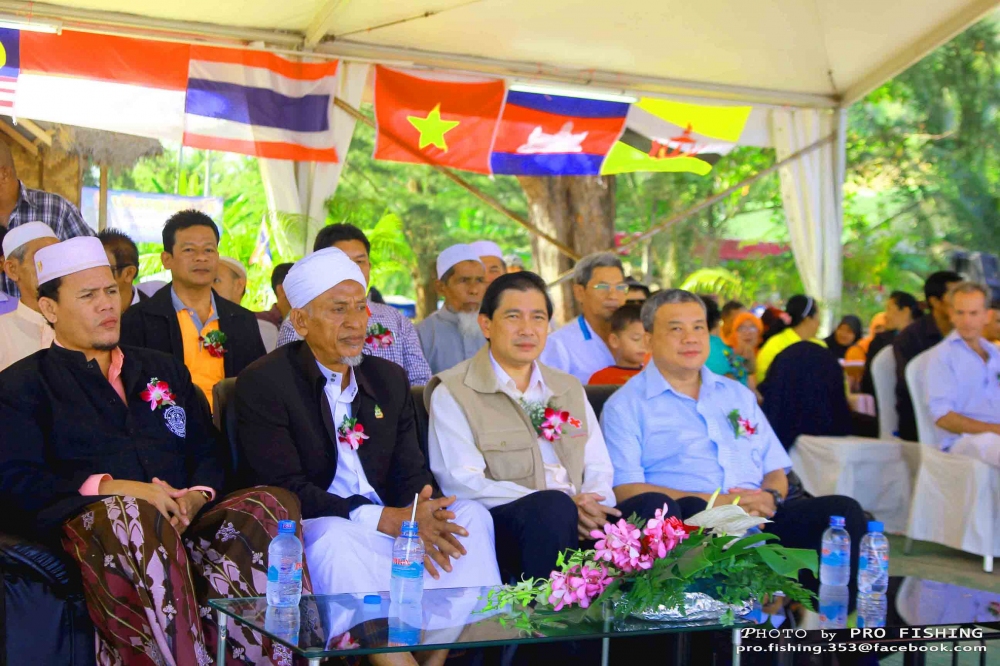 ท่านผู้ว่าฯให้เกียรติมาเปิดพิธี...

 :smile: :smile: :smile: :smile: :smile: