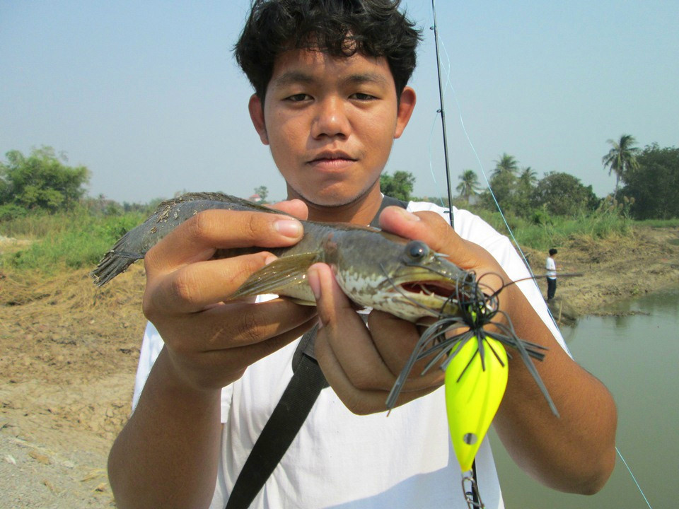 ตีไป 2-3 ไม้ ขวันก็ได้ลาตัวเเเรก 

((( ตัวนี้ผมปั้นให้เต็มทีเลย 55+  :angry: ))